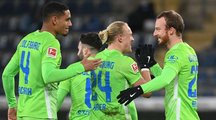 Hãy ngả mũ thán phục! Maximilian Arnold (Wolfsburg) ghi một bàn thắng sấm sét từ ngoài vòng cấm, cú sút căng như kẻ chỉ của anh đi rất hiểm hóc vào góc cao bên trái. Thủ môn đã đứng hình!