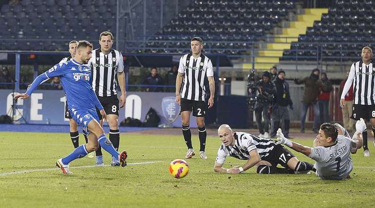 Vào! Nedim Bajrami (Empoli) sút bóng bật ra đi chìm vào chính giữa khung thành sau khi bóng đến chỗ anh ấy trong vòng cấm. Tỉ số là 2:1.