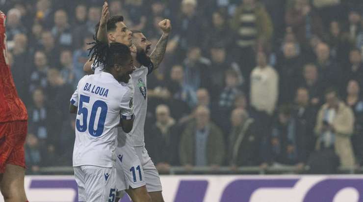 Vào! Pedro Rebocho thực hiện một đường chuyền đến chân Filip Marchwinski (Lech Poznan) và cầu thủ này tung một cú sút chìm từ trong vòng cấm, làm tung lưới khung thành đối phương. Tỉ số là 0:1.