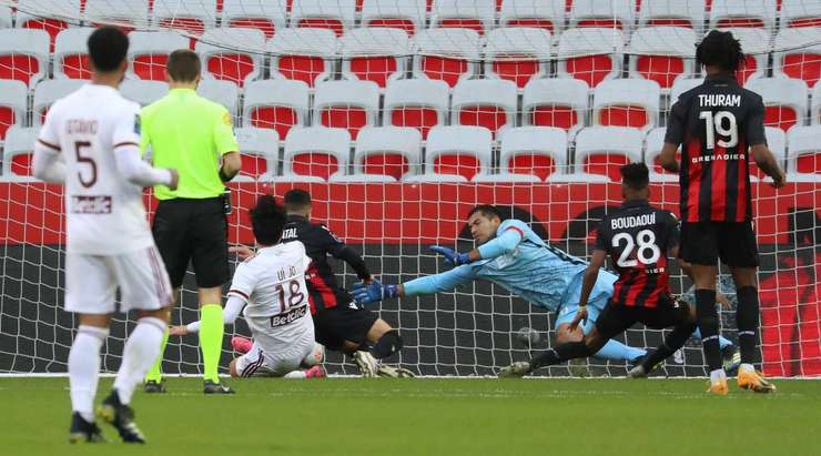 Bóng đã nằm trong lưới! Yacine Adli chuyền bóng như đặt cho Ui-Jo Hwang (Bordeaux) để cầu thủ này thoát xuống một vị trí rất sâu trong vòng cấm và đánh bại thủ môn một cách gọn gàng. 0:1!