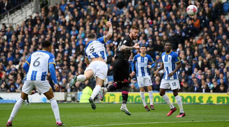 Vào rồi! Pontus Jansson (Brentford) bức tốc vào vòng cấm và chọn đúng điểm rơi sau đường căng ngang của Mathias Jensen trước khi dứt điểm cận thành đẹp mắt làm tung nóc lưới khung thành đối phương. Tỉ số là 0:1.