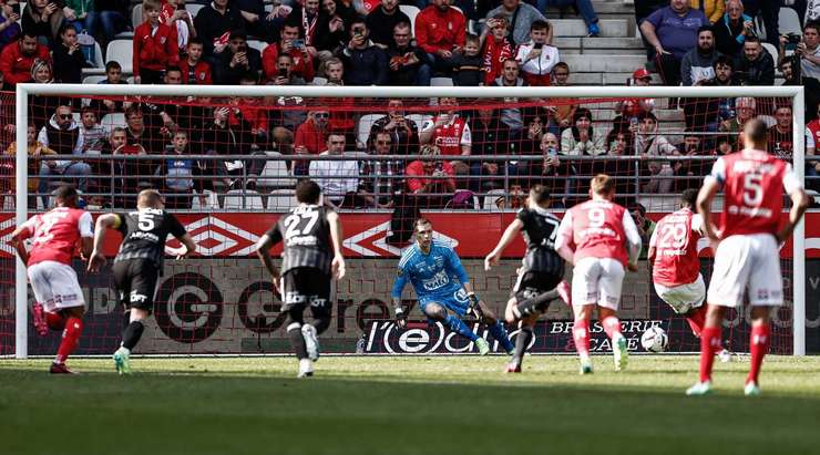 VÀO! Đó là một cú sút phạt đền tuyệt vời của Folarin Balogun (Reims) về phía góc thấp bên trái khung thành, không có một chút cơ hội nào cho thủ môn Marco Bizot để cản phá!