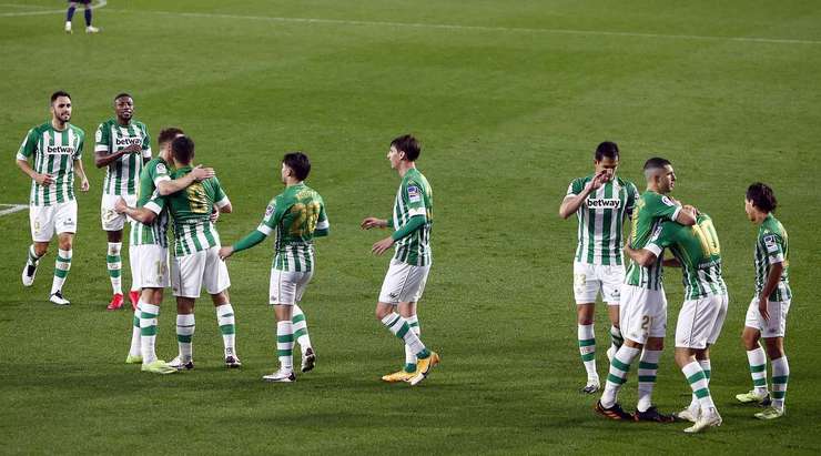 Vào - 2:1! Nabil Fekir kiến tạo cho Sergio Canales (Betis) trong vòng cấm và anh ấy đưa bóng vào góc phải phía dưới và qua Ruben Blanco.