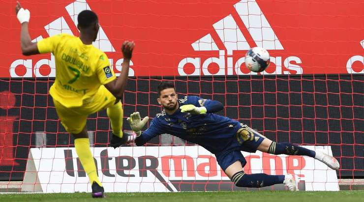 Vào! Kalifa Coulibaly (Nantes) giành chiến thắng trên chấm phạt đền bằng một cú sút không thể cản phá, vượt qua tầm với của thủ môn Gautier Larsonneur vào chính giữa khung thành.