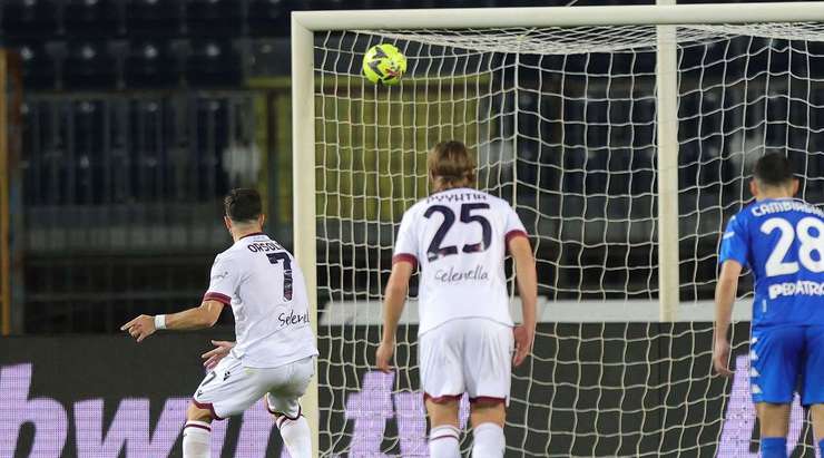 Vào! Riccardo Orsolini (Bologna) giành chiến thắng trên chấm phạt đền bằng một cú sút không thể cản phá, vượt qua tầm với của thủ môn Guglielmo Vicario vào góc cao bên trái.