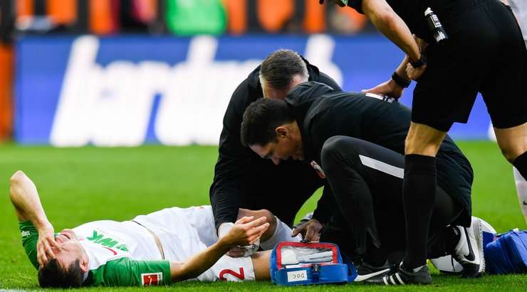 Có vẻ như Stephan Lichtsteiner (Augsburg) đang gặp khó khăn sau khi bị choáng. Chúng ta sẽ xem liệu anh ấy có thể vượt qua không.