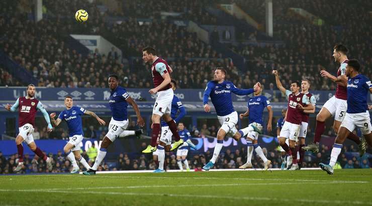Chris Wood (Burnley) chạy chỗ để tạo khoảng trống ở khu vực gần chấm phạt đền và đón bóng từ quả đá phạt, tuy nhiên cú đánh đầu của anh lại quá vụng về và bóng đi vọt xà ngang.