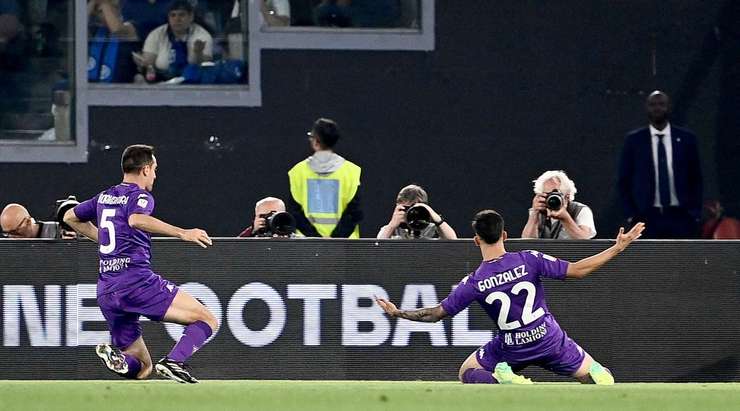 Vào - 1:0! Jonathan Ikone chuyền bóng đến Nicolas Gonzalez (Fiorentina) và cầu thủ này có một cú sút từ cự ly gần vào lưới, trong sự bất lực của thủ môn.