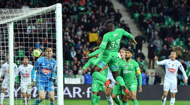 Mickael Nade (St Etienne) nhảy lên đón một quả tạt xuất sắc từ đồng đội và đánh đầu chuẩn xác, đưa bóng vượt qua thủ môn, vào phía trong cột dọc bên trái.