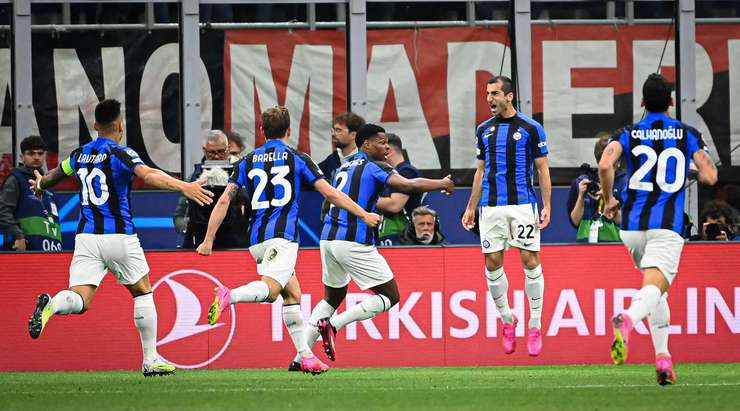 Vào - 0:2! Federico Dimarco kiến tạo cho Henrikh Mkhitaryan (Inter) trong vòng cấm và anh ấy sút bóng trái phá qua Mike Maignan.