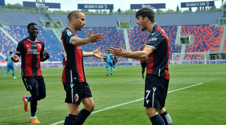 VÀO! Đó là một cú sút phạt đền hoàn hảo của Riccardo Orsolini (Bologna) về phía bên trái khung thành, không có một chút cơ hội nào cho thủ môn Ivan Provedel để cản phá!
