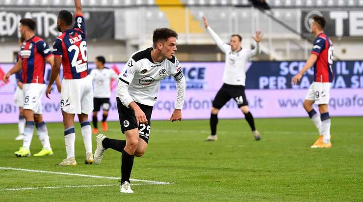 Giulio Maggiore (Spezia) đón một đường chuyền tốt và bình tĩnh sút bóng vào phía trong cột dọc bên phải.