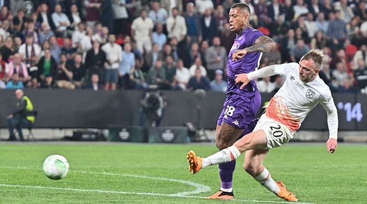 Vào! Tình huống phối hợp nhịp nhàng ở ngoài rìa vòng cấm với Lucas Paqueta mở ra cho Jarrod Bowen (West Ham) một cơ hội ghi bàn mười mươi. Anh không làm đồng đội thất vọng khi đánh bại thủ môn đối phương với một cú sút đi thẳng vào góc thấp bên phải khung thành. Tỉ số là 1:2.