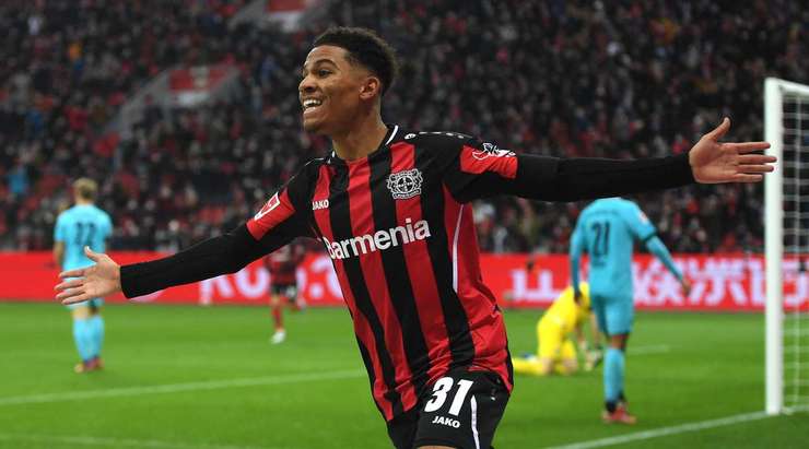 Moussa Diaby thực hiện một quả tạt bổng chính xác vào vòng cấm. Amine Adli (Bayer Leverkusen) đón bóng và dứt điểm nhanh vào phía trong cột dọc bên trái. Thủ môn đã không có cơ hội nào để cản phá! Tỉ số đã được thay đổi thành: 1:0.