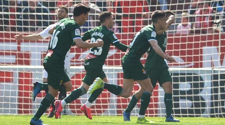Adri Embarba (Espanyol) ghi bàn từ quả đá phạt với một cú sút chìm uy lực đi xuyên qua bên dưới hàng rào phòng ngự vào góc thấp bên trái. Một quả đá phạt rất tinh quái!