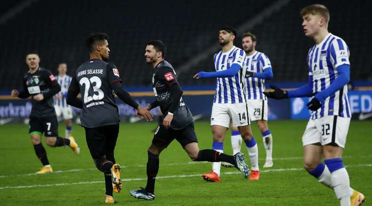 Vào! Leonardo Bittencourt (Werder Bremen) ghi bàn với một cú sút chìm tuyệt vời vào chính giữa khung thành sau khi được giải thoát trong vòng cấm bởi một đường chuyền bổng xuất sắc từ Maximilian Eggestein. Tỉ số bây giờ là 1:3.