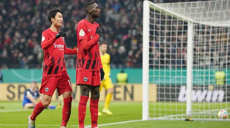 Randal Kolo Muani (Eintracht Frankfurt) kết thúc nỗ lực đi bóng đẹp mắt của mình với một cú sút xuất sắc từ trong vòng cấm. Bóng đi vào góc thấp bên phải khung thành và Marcel Schuhen chỉ có thể vào lưới nhặt bóng. Tỉ số là 4:2.