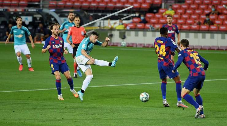 Pervis Estupinan thực hiện một quả tạt bổng chính xác vào vòng cấm. Arnaiz Diaz Jose Manuel (Osasuna) đón bóng và dứt điểm nhanh vào góc thấp bên trái khung thành. Thủ môn đã không có cơ hội nào để cản phá! Tỉ số đã được thay đổi thành: 0:1.