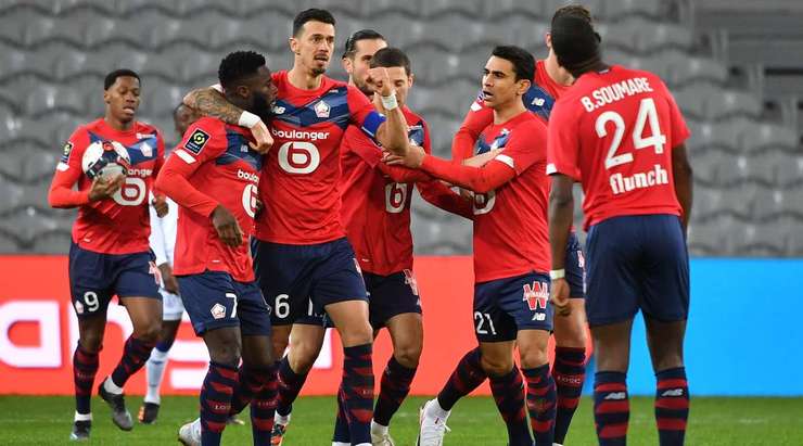 VÀO! Jonathan Bamba (Lille) cướp lấy quả bóng tại rìa vòng cấm sau một sai lầm tai hại của hàng thủ đối phương tung cú sút mạnh vào lưới. Tỉ số lúc này là 1:1.
