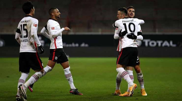 Một quả đá phạt được thực hiện hoàn hảo. Filip Kostic treo bóng vào và Andre Silva (Eintracht Frankfurt) bật cao đón quả tạt ở khu vực gần chấm phạt đền. Cú đánh đầu rất căng của cầu thủ này đi sượt cột dọc và bóng dội vào góc phải khung thành. Tỉ số bây giờ là 2:2.