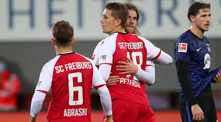 Đó là một bàn thắng! Tác giả của quả phạt đền là Nils Petersen (Freiburg).