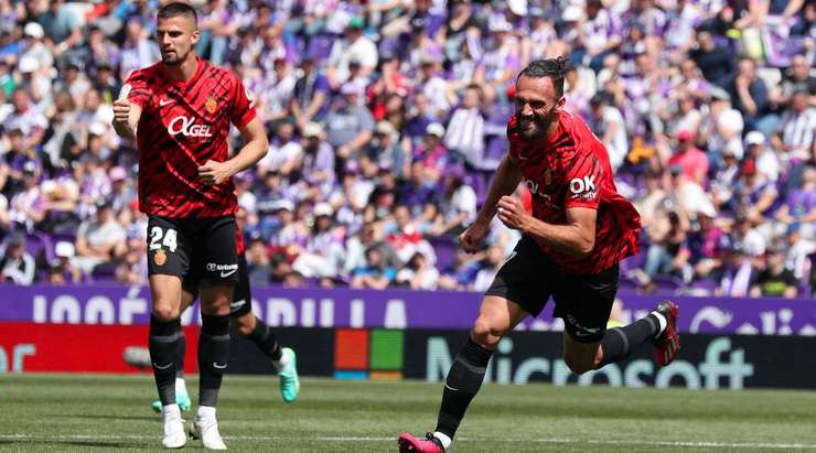 Đó là một bàn thắng! Tỉ số được nâng lên 1:1. Vedat Muriqi (Mallorca) nhảy lên cao nhất để đón quả tạt hoàn hảo từ Pablo Maffeo và tung một cú đánh đầu từ cự li gần vào góc trái khung thành. Thủ môn Jordi Masip đã hoàn toàn bó tay.