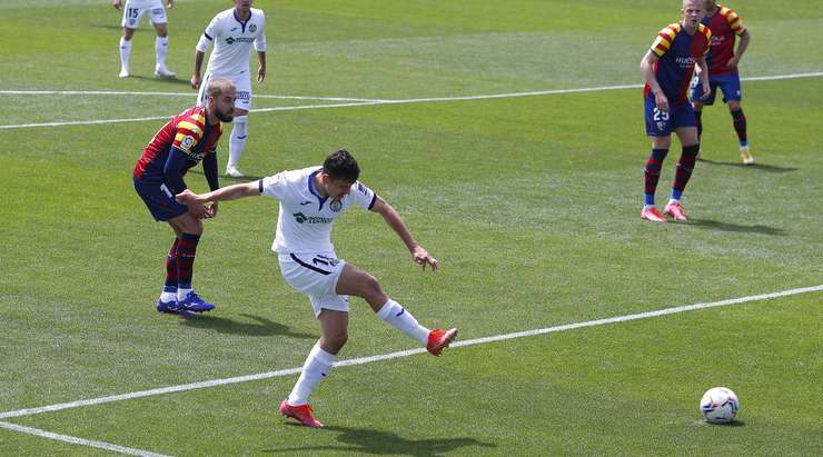Vào! Enes Unal (Getafe) là người nhanh nhất phản ứng với pha bóng bật ra và sút bóng vào lưới. Tỉ số là 0:1.