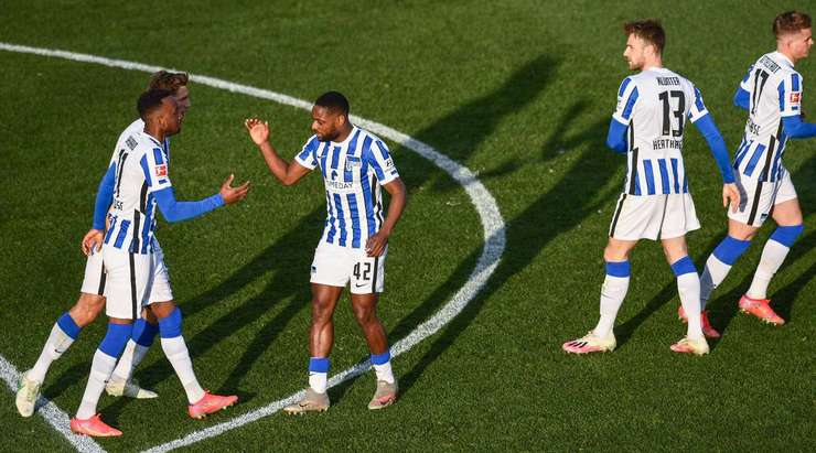 VÀO! Đó là một cú sút phạt đền hoàn hảo của Dodi Lukebakio (Hertha Berlin) về phía bên trái khung thành, không có một chút cơ hội nào cho thủ môn Andreas Luthe để cản phá!