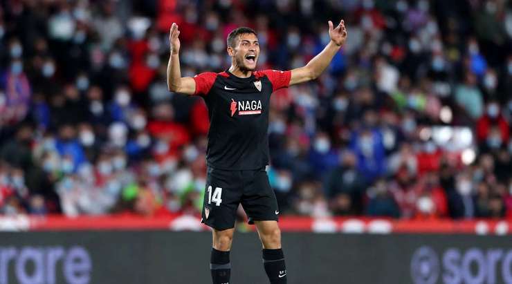 Oscar Rodriguez (Sevilla) nhận một đường chuyền chuẩn xác tại rìa vòng cấm, nhưng cú sút tiếp theo của anh lại thiếu chính xác, bóng đi quá cao so với xà ngang. Thật xấu hổ!