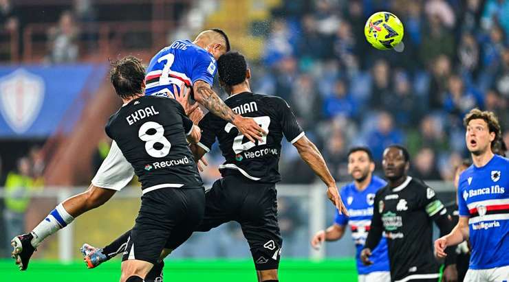 Tommaso Augello nhận trách nhiệm đá phạt góc và chuyền bóng một cách hoàn hảo cho Bruno Amione (Sampdoria), người đã nhảy lên cao nhất và bình tĩnh đánh đầu rất căng vào ngay giữa khung thành. Tỉ số bây giờ là 1:0.