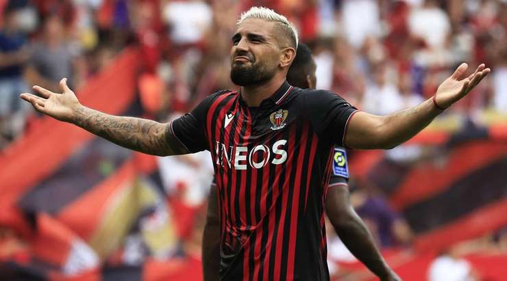 Vào! Andy Delort (Nice) tinh quái dừng lại một nhịp trước khi sút, chờ cho thủ môn Matz Sels đổ người trước khi bình tĩnh đưa bóng vào góc thấp bên trái.