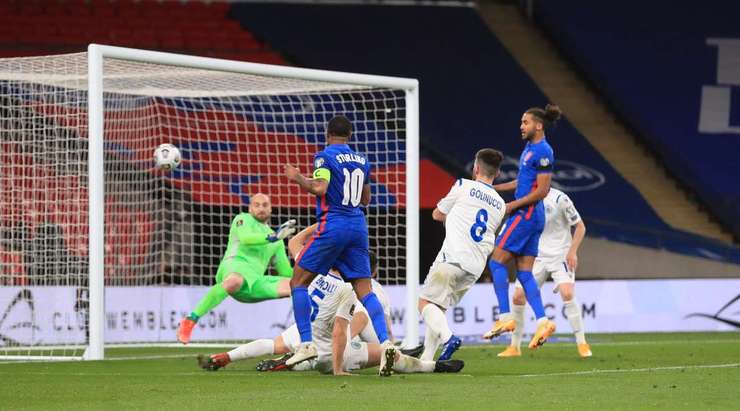 Vào! Raheem Sterling (Anh) với đôi chân cực kỳ nhanh nhẹn và khả năng rê bóng xuất sắc đã liên tiếp vượt qua những pha truy cản của đối phương. Anh kết thúc với một cú sút từ trong vòng cấm, bóng bị đổi hướng sau khi chạm một cầu thủ khác và đánh bại thủ môn Elia Benedettini. Tỉ số được nâng lên 3:0.