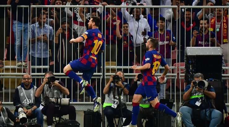 Vào! Lionel Messi (Barcelona) chớp cơ hội sau một tình huống bóng bật ra trong vòng cấm và đánh bại thủ môn với một cú sút vào mé trong cột dọc bên trái. Tỉ số đã được nâng lên: 1:1.