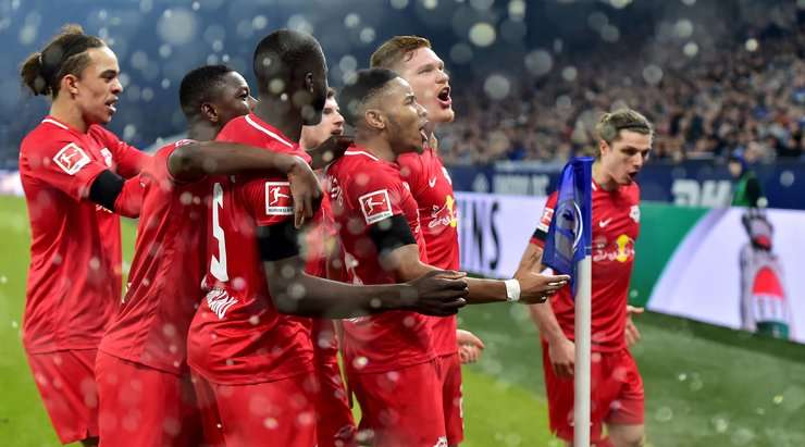 Christopher Nkunku nhận trách nhiệm đá phạt góc và chuyền bóng một cách hoàn hảo cho Marcel Halstenberg (RB Leipzig), người đã nhảy lên cao nhất và bình tĩnh đánh đầu rất căng vào góc trái khung thành. Tỉ số bây giờ là 0:3.