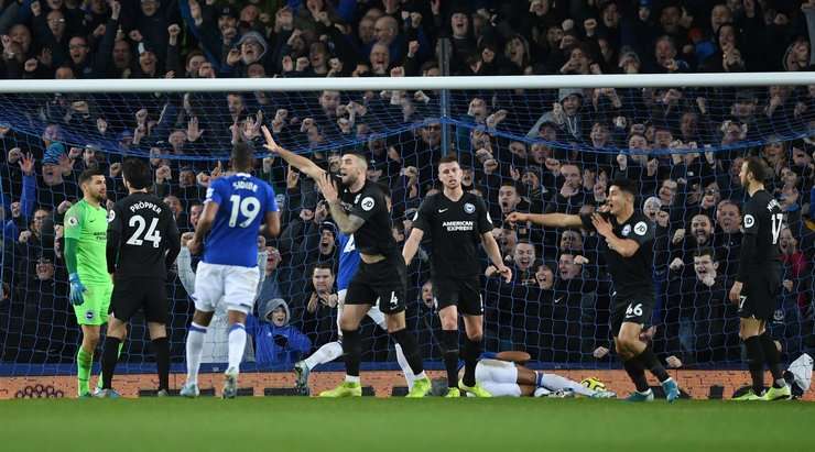 Bàn thắng của Everton sẽ không được tính vì trọng tài David Coote cho rằng bàn thắng vừa rồi không hợp lệ sau khi tham khảo hệ thống trợ lý video.