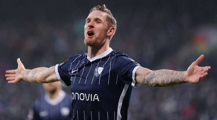 Sebastian Polter (Bochum) không phạm sai lầm nào, anh ta chờ thủ môn Gregor Kobel đổ người rồi mới sút bóng nhẹ nhàng vào chính giữa khung thành.