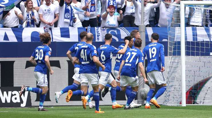 Simon Terodde (Schalke) đang ăn mừng một bàn thắng đẹp mắt! Cầu thủ này chiến thắng trong pha không chiến và đánh đầu quả đá phạt vào góc trái cầu môn. 1:0!