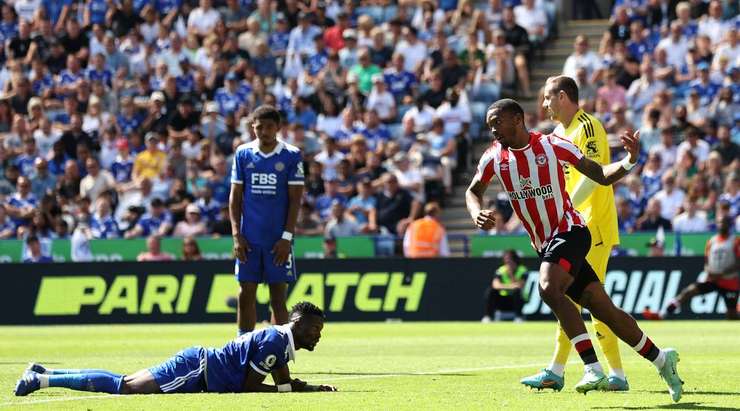 Bàn thắng quá tuyệt vời! Ivan Toney (Brentford) đón một quả tạt hoàn hảo tới từng centimét ở bên trong vòng cấm và tung một cú sút không thể cản phá vào chính giữa khung thành, trong sự bất lực của thủ môn.