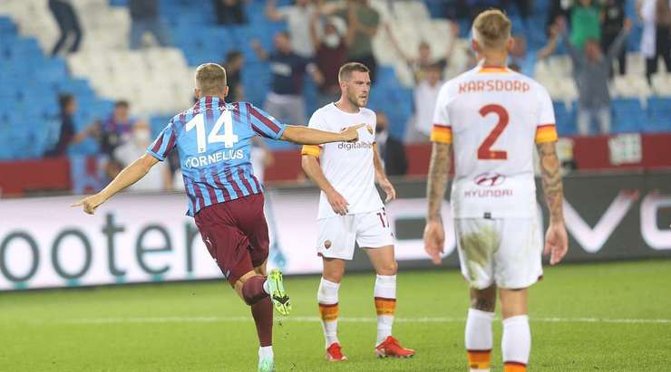 Đó là một bàn thắng! Tỉ số được nâng lên 1:1. Andreas Cornelius (Trabzonspor) nhảy lên cao nhất để đón quả tạt hoàn hảo từ Bruno Peres và tung một cú đánh đầu từ cự li gần vào góc phải khung thành. Thủ môn Rui Patricio đã hoàn toàn bó tay.