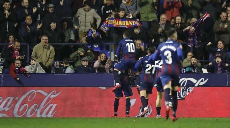 Jose Morales (Levante) khống chế gọn gàng một đường chuyền như đặt của đồng đội và tung cú dứt điểm mạnh mẽ vào góc cao bên phải khung thành!