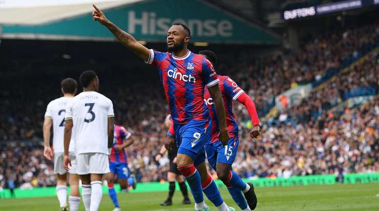 Vào rồi! Jordan Ayew (Crystal Palace) tìm được một khoảng trống bên trong vòng cấm và trình diễn một cú đánh đầu cận thành không thể cản phá vào góc trái khung thành sau đường lob bóng tinh quái của Michael Olise. Tỉ số là 1:2.