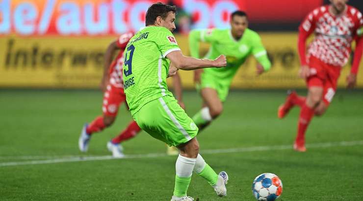VÀO! Đó là một cú sút phạt đền tuyệt vời của Max Kruse (Wolfsburg) về phía góc thấp bên trái khung thành, không có một chút cơ hội nào cho thủ môn Robin Zentner để cản phá!
