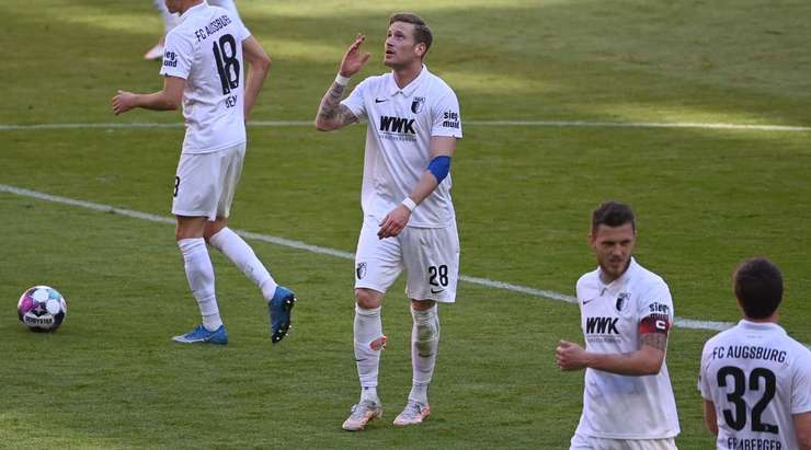 Andre Hahn (Augsburg) đang ăn mừng một bàn thắng đẹp mắt! Cầu thủ này chiến thắng trong pha không chiến và đánh đầu quả đá phạt vào góc trái cầu môn. 4:1!