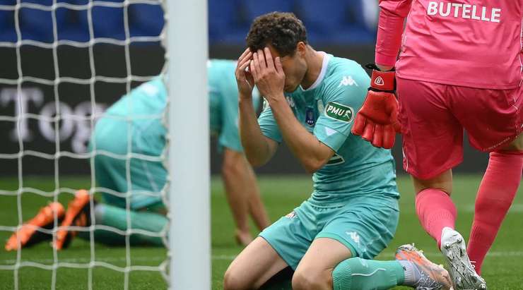 Vincent Manceau (Angers) ghi một bàn phản lưới xui xẻo sau khi anh vô tình làm đổi hướng một cú sút.