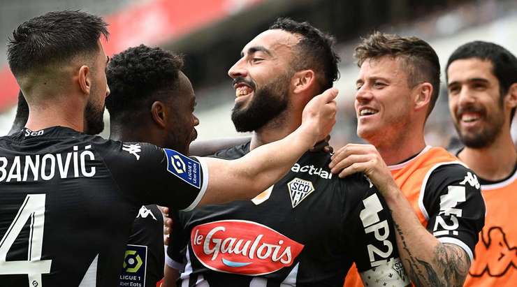 Himad Abdelli (Angers) lấy bóng tại rìa vòng cấm và tung cú sút một chạm không hề do dự. Anh ấy sút bóng xuất sắc khi nó đi vào góc phải phía trên. Có thể thực hiện tốt hơn không? Chắc chắn là không. 2:2.