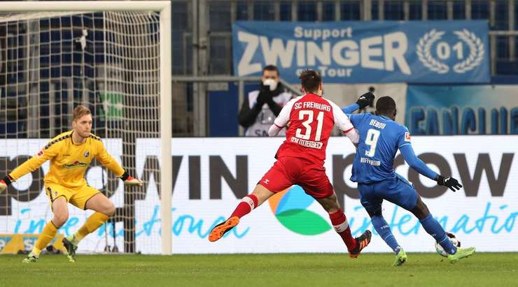 Ihlas Bebou (Hoffenheim) nhận bóng trong vòng cấm, anh xoay trở rất nhanh nhẹn và dễ dàng tung cú sút chính xác vào ngay bên dưới xà ngang.
