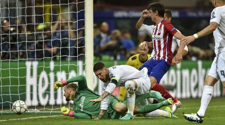 Vào! Gareth Bale đón quả đá phạt và đánh đầu vào hướng di chuyển của Sergio Ramos (Real Madrid), người đã không mắc một sai lầm nào để đưa bóng vào lưới. 1:0.