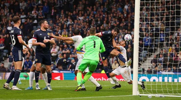 John McGinn nhận trách nhiệm đá phạt góc và chuyền bóng một cách hoàn hảo cho Scott McKenna (Scotland), người đã ghi bàn với một cú đánh đầu đập đất vào góc thấp bên phải khung thành. Tỉ số bây giờ là 2:0.