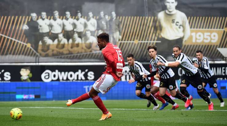 Vào! Steve Mounie (Brest) giành chiến thắng trên chấm phạt đền bằng một cú sút không thể cản phá, vượt qua tầm với của thủ môn Paul Bernardoni vào góc thấp bên phải.