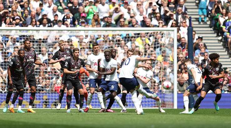 Siêu phẩm! Một cú nã đại bác của Harry Kane (Tottenham) từ rìa vòng cấm đã cắm thẳng vào góc phải phía trên khung thành!